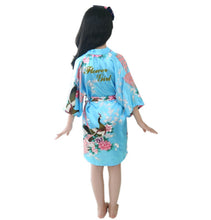 Charger l'image dans la galerie, Pyjama chemise de nuit soyeuse kimono en satin paon pour enfant Premium peignoir de douche 

