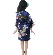 Charger l'image dans la galerie, Pyjama chemise de nuit soyeuse kimono en satin paon pour enfant Premium peignoir de douche 
